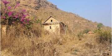 राजनीतिले इमानदारिता गुमाउँदा गाउँ रित्तियो