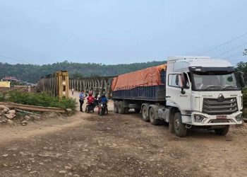 पुल भाँचिएपछि यात्रुको बिचल्ली, छैन वैकल्पिक मार्ग