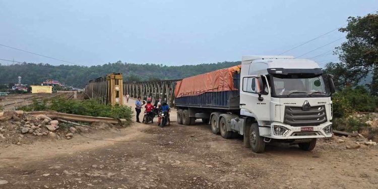 पुल भाँचिएपछि यात्रुको बिचल्ली, छैन वैकल्पिक मार्ग