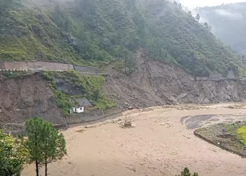 बिपी राजमार्गको डाइभर्सनमध्ये साढे तीन किलोमिटर खण्ड रोशीले बगायो